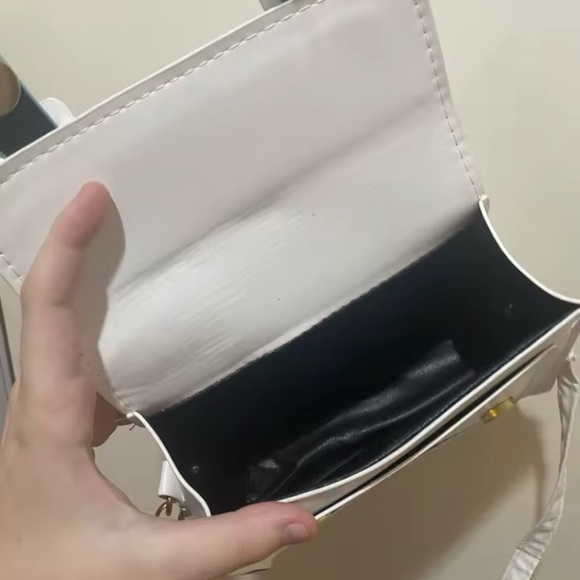 Hello Kitty Shoulder Bag - Kawaii Design in White and Pink with Adjustable Strap - Picture 13 of 13